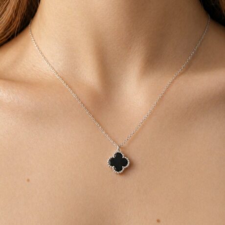 Сребърно колие „Черна детелина“ – класика и мистичен блясък
